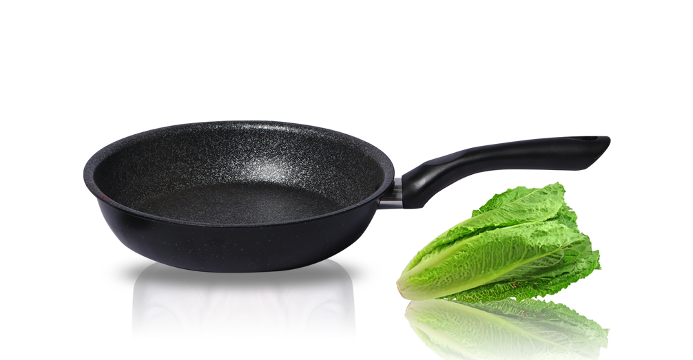 Chảo vân đá đáy từ Ramos đặt trên bếp từ hiện đại, màu đen sang trọng